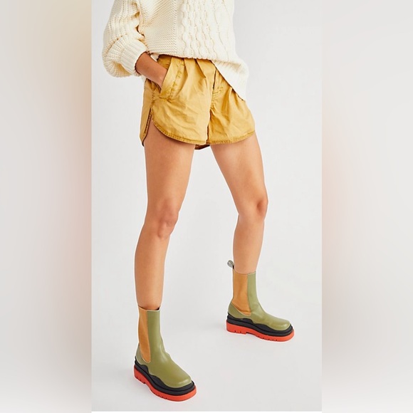 Free People Shoes - NWT Free People wavy baby chelsea boots size 9 Chunky Heel